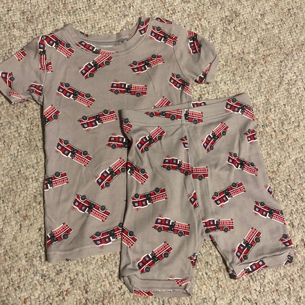 Old navy shorts/short sleeve pajamas 5t